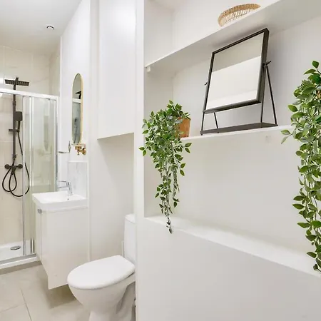 شقة 2 Bedrooms In The 15th District باريس