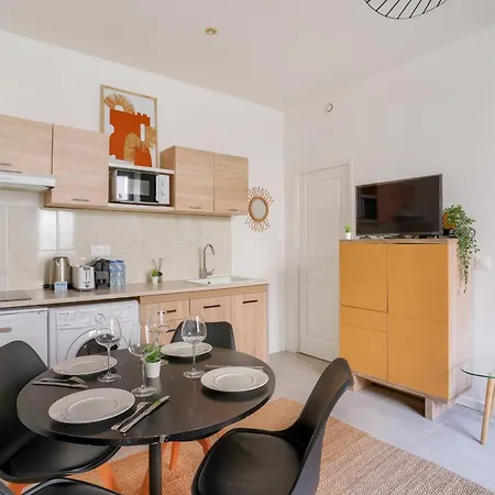 2 Bedrooms In The 15th District דירה